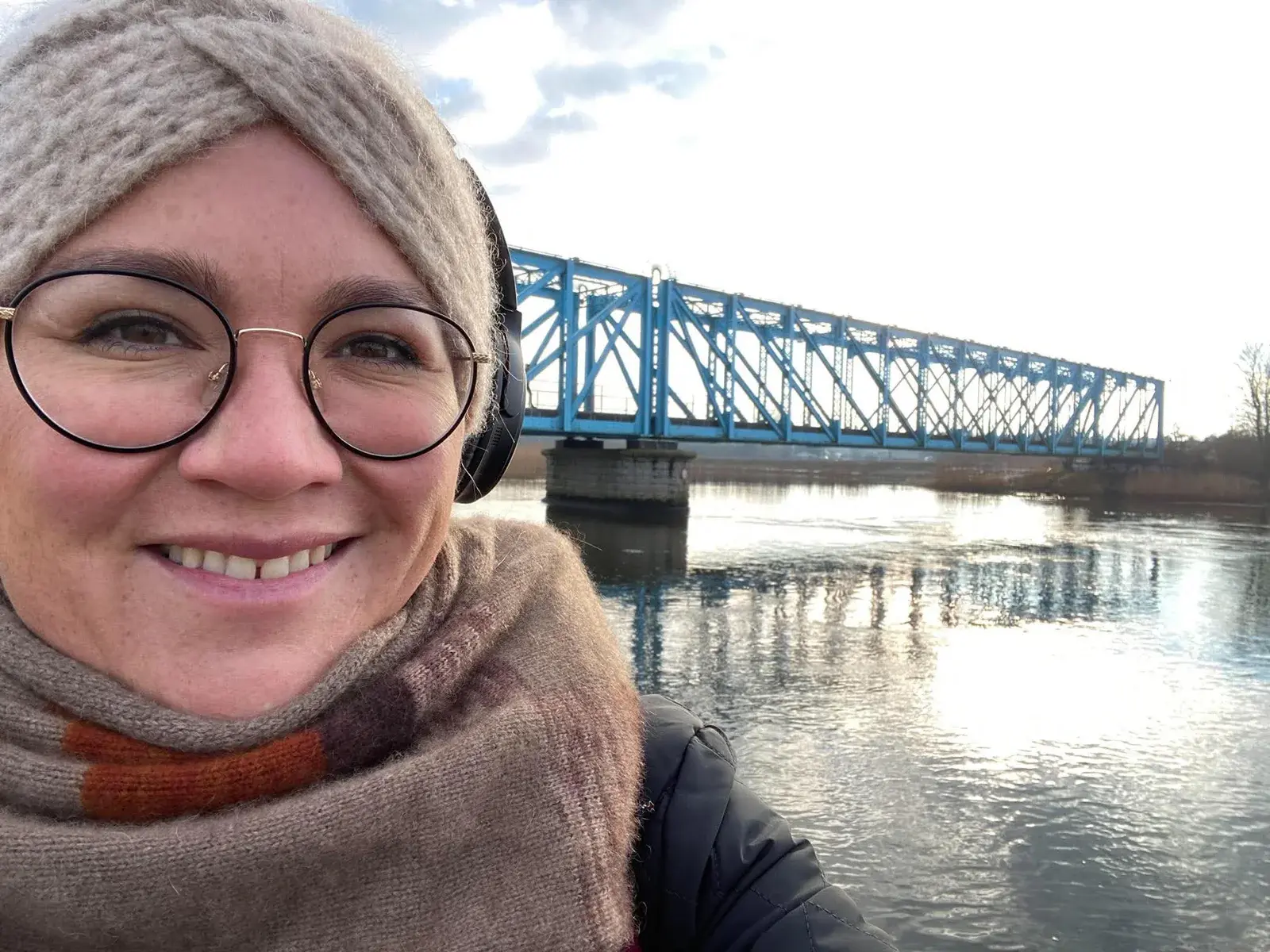 Sarah Tittussen-Rødgaard ved vandet foran en blå bro
